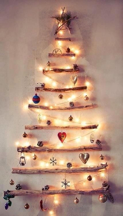 A parede pode servir de apoio para os galhos formarem uma árvore de Natal (Foto: Reprodução)